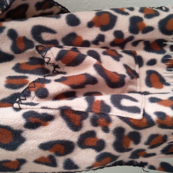 Home made fleece cover/wrap/ leopard print one size - Picture 4 of 8